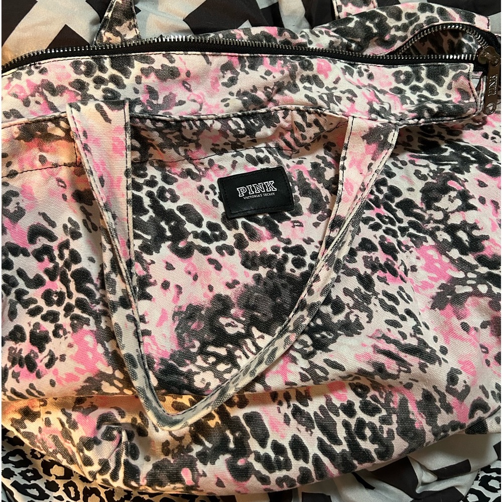 EUC huge bag fits laptop and much more zip top.